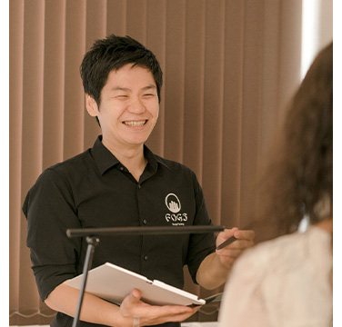 3. 受け付け・カウンセリング：必要事項をカルテにご記入頂き、ボディ・リフレ・ヘッドのお好きな時間配分をお選びください。